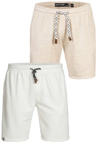 Bomuldsblandede shorts i beige og hvid. Begge har elastisk talje med kontrastfarvede snore. Glat tekstur, afslappet design.
