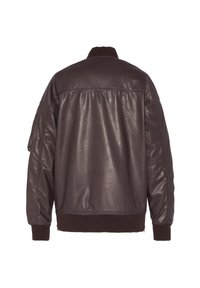 Veste aviateur en cuir marron avec col et poignets en tricot côtelé. Présente une texture lisse et une poche unique sur la manche gauche.