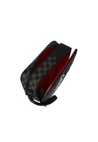 Borsa a scacchi nera realizzata in materiale sintetico con cerniere doppie. L'interno presenta un rivestimento rosso a contrasto, con scomparti imbottiti.