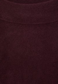 Bordový pletený sveter s rebrovaným výstrihom a jemnou textúrou, vhodný na vrstvenie v chladnejšom počasí.