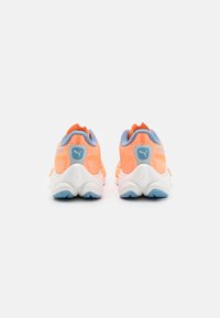 Zapatillas deportivas en naranja y azul claro con una parte superior de malla texturizada, suela acolchada y un logotipo prominente en el talón. Diseño moderno y aerodinámico.