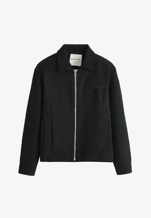 Veste zippée noire texturée avec col, deux poches latérales et une poche poitrine, présentée sur fond blanc.