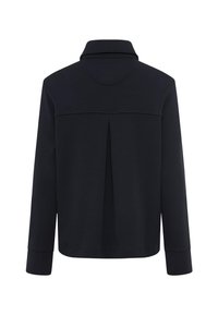 Sort top med lange ærmer, der har en høj krave, detaljer med plissé bagpå og en glat tekstur med ensfarvet mønster. Stoffet virker blødt og fleksibelt.