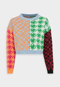 Maglione all'uncinetto con scollo a girocollo, caratterizzato da una combinazione di motivi a scacchi e houndstooth in arancione, verde, blu, rosa e nero. Stile cropped.