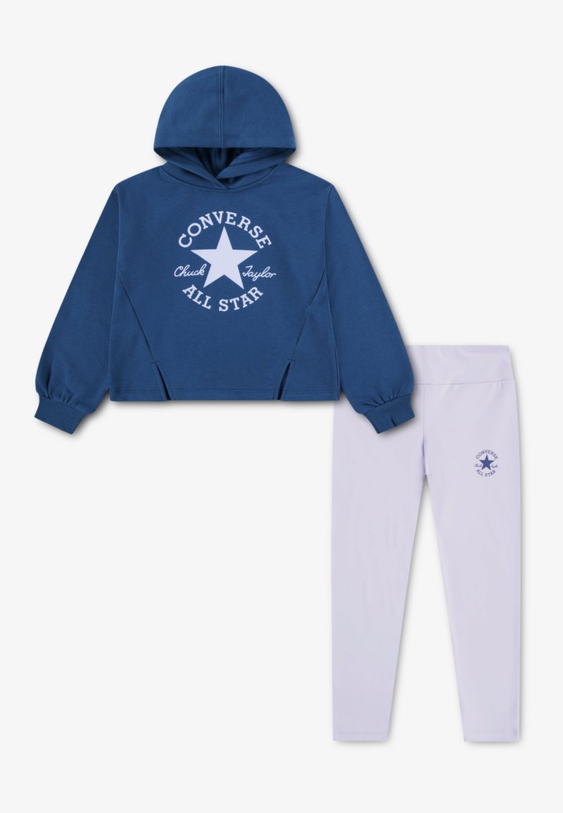 Modrá mikina s kapucí s bílým potiskem "Converse All Star" a ladícími světle fialovými legínami s logem na noze. Bavlněná směsová tkanina.