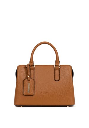 Bruine leren handtas met textuur, twee handvatten, een bijpassend label en subtiele goudkleurige hardware op een witte achtergrond.