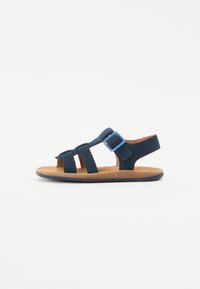 Navy blue sandaali pehmeillä nahkavyöllä, säädettävällä soljella ja korkkipohjalla. Avoin kärki muotoilu kumipohjalla, joka tarjoaa pitoa ja mukavuutta.