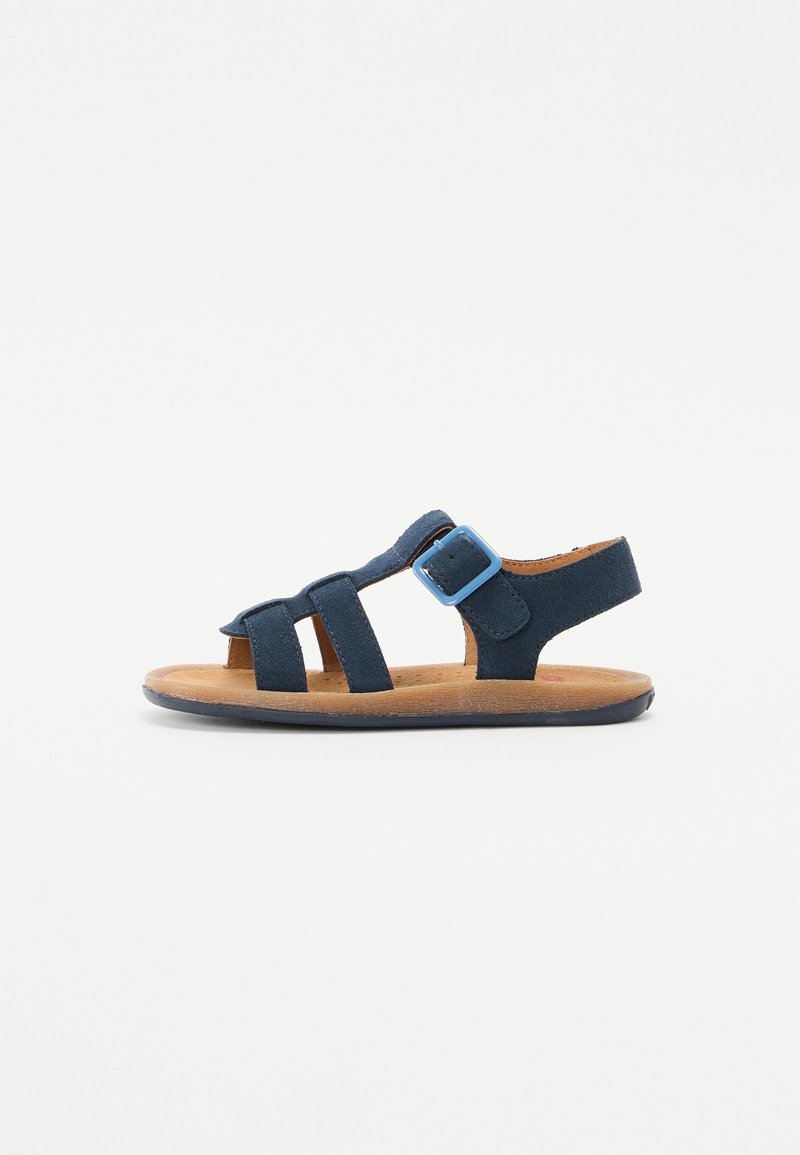 Navy blue sandaali pehmeillä nahkavyöllä, säädettävällä soljella ja korkkipohjalla. Avoin kärki muotoilu kumipohjalla, joka tarjoaa pitoa ja mukavuutta.