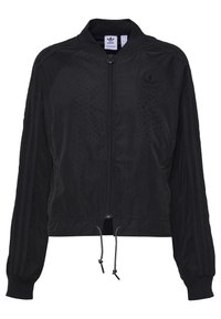 Svart bomberjacka med en slät, texturerad yta; har dragkedjestängning, elastiska ärmslut och sidodräk. Tre randiga detaljer på ärmarna.