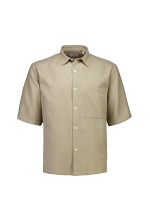 Beżowa koszula na krótki rękaw z guzikami, z kieszenią z przodu i klasycznym kołnierzykiem, pokazana na białym tle.