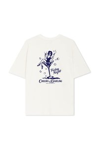Camiseta de algodón crema con un gráfico en azul marino de una mujer sentada en una copa de martini con burbujas, y texto que dice "Noche de Viernes".
