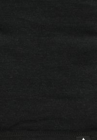 Svart bomullstyg med en slät textur, med en enkel design och en liten svart etikett med en vit logotyp på den nedre kanten.