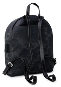 Zaino in pelle nera con una finitura testurizzata, caratterizzato da un delicato motivo mappa, due spallacci regolabili e una maniglia superiore. Accessori in metallo argentato.