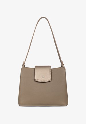 Borsa a mano in pelle marrone chiaro con una texture liscia, forma rettangolare, tracolla lunga e chiusura anteriore a patta con bottone a pressione.