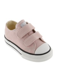 Sneaker in tela rosa con due strisce a strappo, punta in gomma bianca e striscia nera sulla suola intermedia. Superficie in tessuto texture.