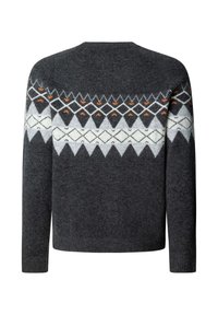 Siv krožen pleten pulover z geometrijskim vzorcem v beli in oranžni barvi. Okrugli izrez s dolgimi rokavi, izdelan iz mehke tkanine.