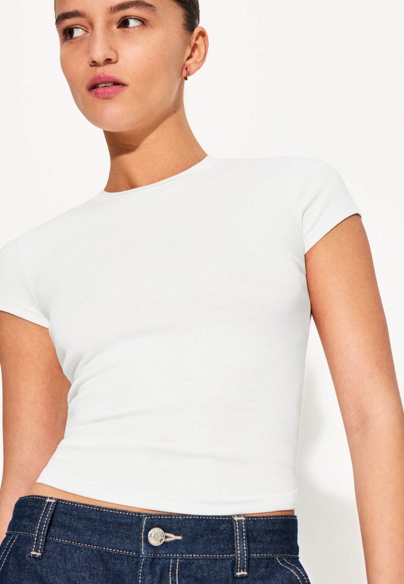 Bershka - SHORT SLEEVES WITH A ROUND NECK - T-paita - white, Suurenna