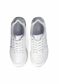 Sneakers bianchi in pelle con un design testurizzato, punta tonda, quattro paia di occhielli e piccoli dettagli a borchia sui lati. Suola in gomma grigia.