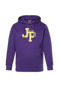 Fioletowa bluza z kapturem wykonana z mieszanki bawełny, z dużym żółtym logo "JP" oraz napisem "EST. 1881", posiadająca przednią kieszeń i sznurek przy kapturze.