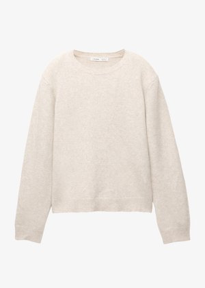 Beiger, gestrickter Pullover mit Rundhalsausschnitt, langen Ärmeln sowie gerippten Bündchen und Saum, flach auf einem weißen Hintergrund liegend.