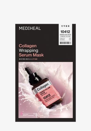 Verpakking van de Mediheal Collagen Wrapping Serum Mask die een serumflesje toont met verstevigend volume-label en waterschuimeffect op een roze achtergrond.