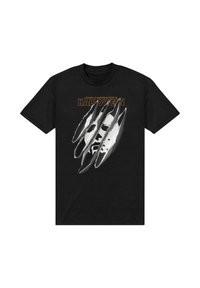Sort bomulds t-shirt med et grafisk motiv af et ansigt bag kløermærker, med teksten "John Carpenter's HALLOWEEN" i gult ovenfor.