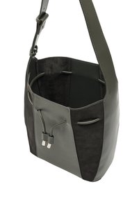 Zielona skórzana i zamszowa torba typu bucket z teksturowaną powierzchnią, regulowanym paskiem i zaciąganym zamknięciem. Posiada dwa szczegóły boczne oraz wykończenie wewnętrzne.