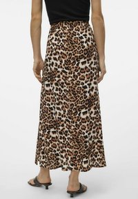 Gonna maxi con stampa leopardata nei toni del marrone terracotta, nero e crema; presenta una vita aderente e un tessuto fluido per una vestibilità comoda.