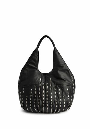 Sac hobo en cuir noir avec poignée arrondie et détails verticaux à clous argentés sur la moitié inférieure avant sur fond blanc.
