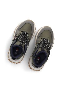 Groene wandelschoenen met grijze accenten, textielstof, zwart-witte veters en rubberen zolen met een zigzagpatroon.