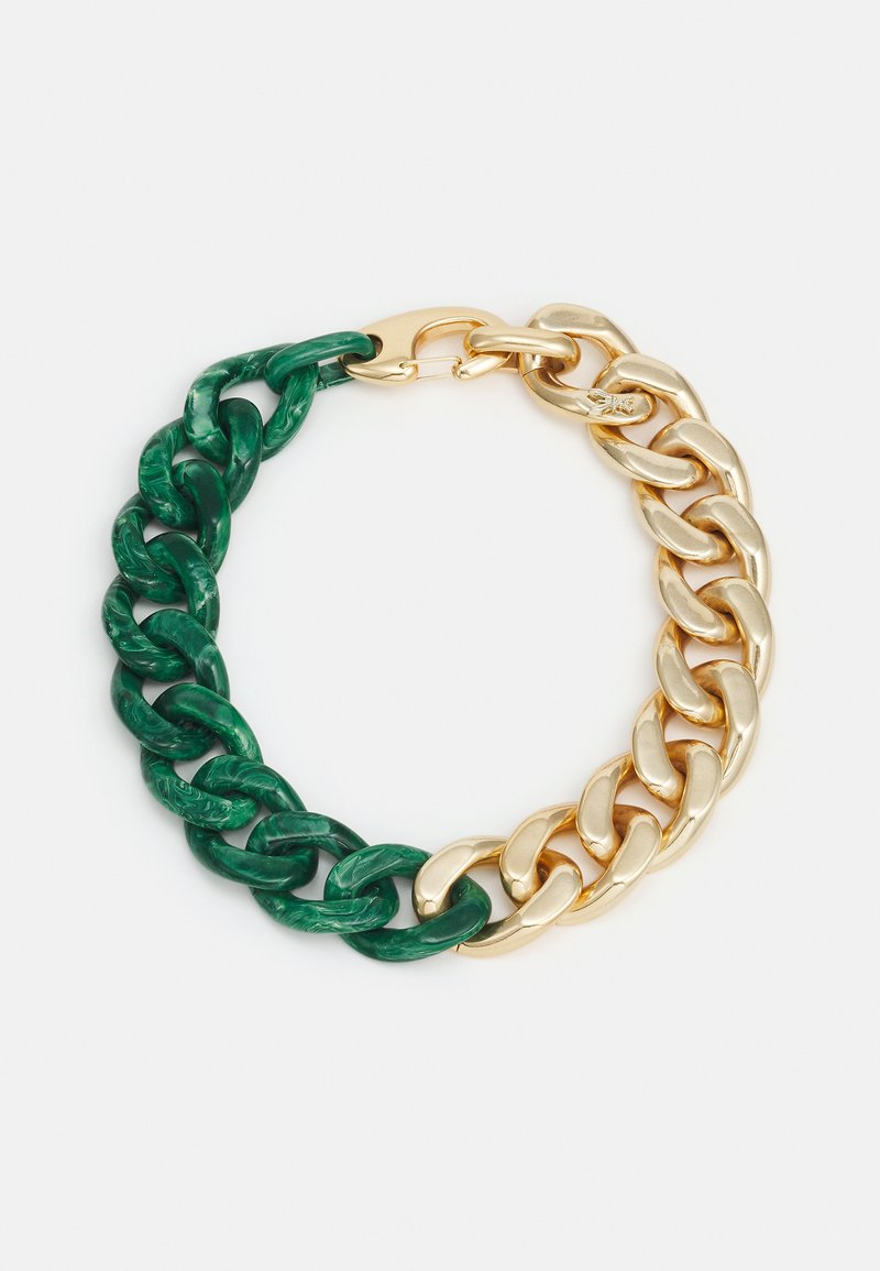 Massiver Gliederarmreif mit ineinander greifenden, marmorierten grünen und polierten goldenen Gliedern, gesichert durch einen goldenen Verschluss auf weißem Hintergrund.
