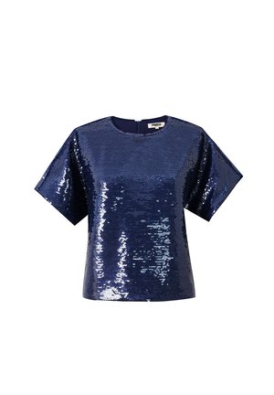 Marineblauwe top met pailletten, ronde hals, korte mouwen en een ritssluiting aan de achterkant. De getextureerde oppervlakte weerkaatst licht met een glinstering.