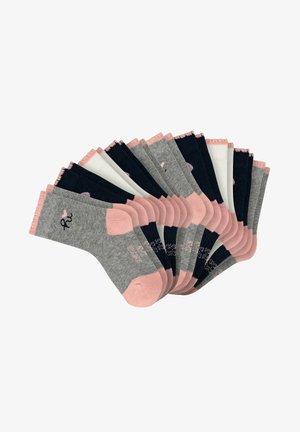 Neun Paar Sportsocken in Grau, Marineblau und Weiß mit pinken Fersen, Zehen und Bündchen, angeordnet in fächerförmiger Anordnung.