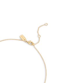 Bracciale in oro con chiusura a moschettone, lunghezza regolabile e un piccolo pendente attaccato vicino alla chiusura. Design a maglie fini, finitura lucida.