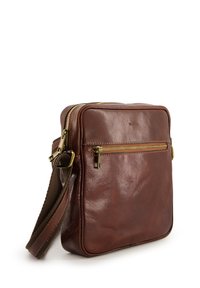 Brun læder crossbody taske med en glat tekstur, rektangulær form, lynlåse i guldfarve og en justerbar stofrem.