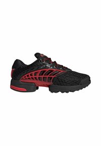 Schwarzer und roter Sportschuh mit Mesh-Obermaterial, einzigartigem belüftetem Käfig-Design an den Seiten und dicker, gepolsterter Sohle mit Profil.