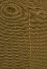Tessuto a maglia di colore verde oliva, che presenta una superficie texture con fili intrecciati strettamente e un delicato dettaglio di cucitura.