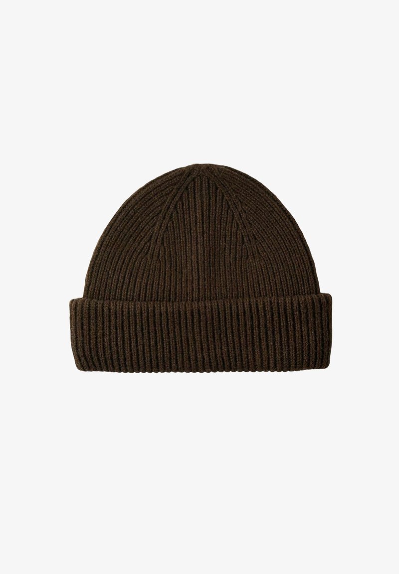 Hnědá pletená čepice se žebrovaným vzorem, s ohrnutým lemem a vertikální texturou, s kulatou špičkou a těsným střihem.