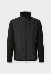 Μαύρο ελαφρύ μπουφάν με καπιτονέ μπροστινό πάνελ, πλήρες φερμουάρ, γιακά όρθιο, πλαϊνές τσέπες με φερμουάρ και λογότυπο "BOSS" στο στήθος.