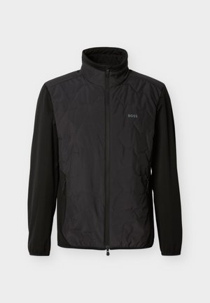 Μαύρο ελαφρύ μπουφάν με καπιτονέ μπροστινό πάνελ, πλήρες φερμουάρ, γιακά όρθιο, πλαϊνές τσέπες με φερμουάρ και λογότυπο "BOSS" στο στήθος.