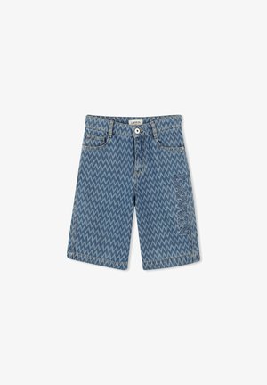 Shorts en denim de couleur bleu clair avec un motif en zigzag, un design à cinq poches et un logo brodé sur la jambe gauche.