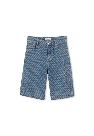 Shorts en denim de couleur bleu clair avec un motif en zigzag, un design à cinq poches et un logo brodé sur la jambe gauche.