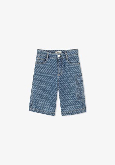 Shorts en denim de couleur bleu clair avec un motif en zigzag, un design à cinq poches et un logo brodé sur la jambe gauche.