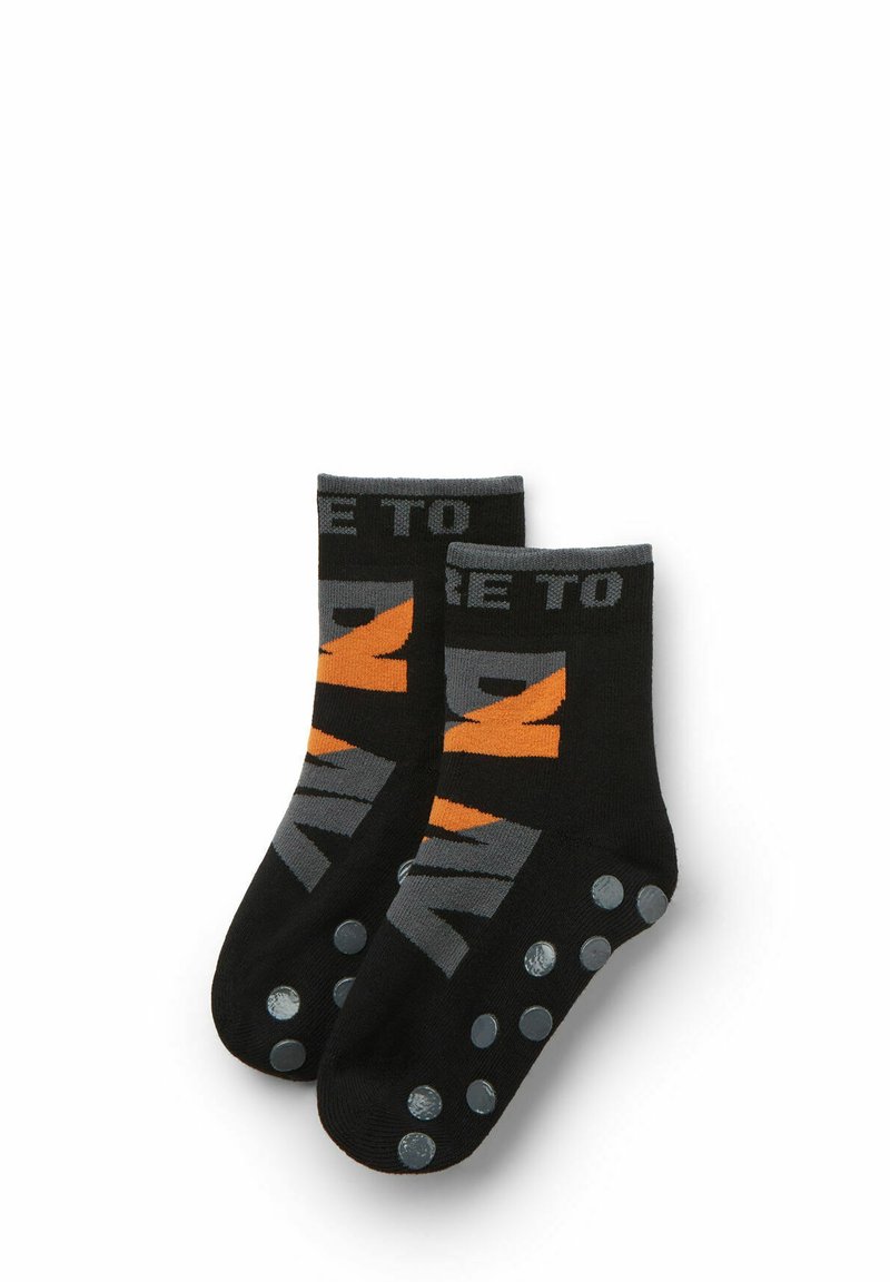 Černé ponožky s šedým a oranžovým textem, krátký lem a gumové gripové body na podrážkách pro lepší přilnavost.