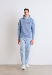 Calvin Klein BOX STRIPED LOGO HOODIE - Kapucni - troposhere