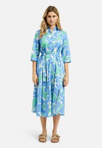 Blau-grünes, blumengemustertes Kleid mit Knopfverschluss, Bindegürtel und Dreiviertelärmeln. Glattes Material mit lässigem Schnitt.