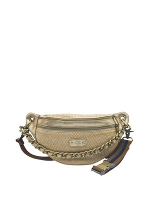 Sac bandoulière beige en forme de demi-lune tissé, avec deux compartiments zippés, un détail en chaîne dorée et une sangle marron réglable avec boucle en métal.