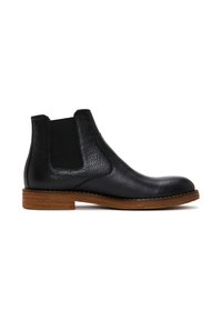 Bottines chelsea en cuir noir avec finition texturée, panneaux latéraux extensibles et un talon en bois brun empilé. Présente un design à bout rond.