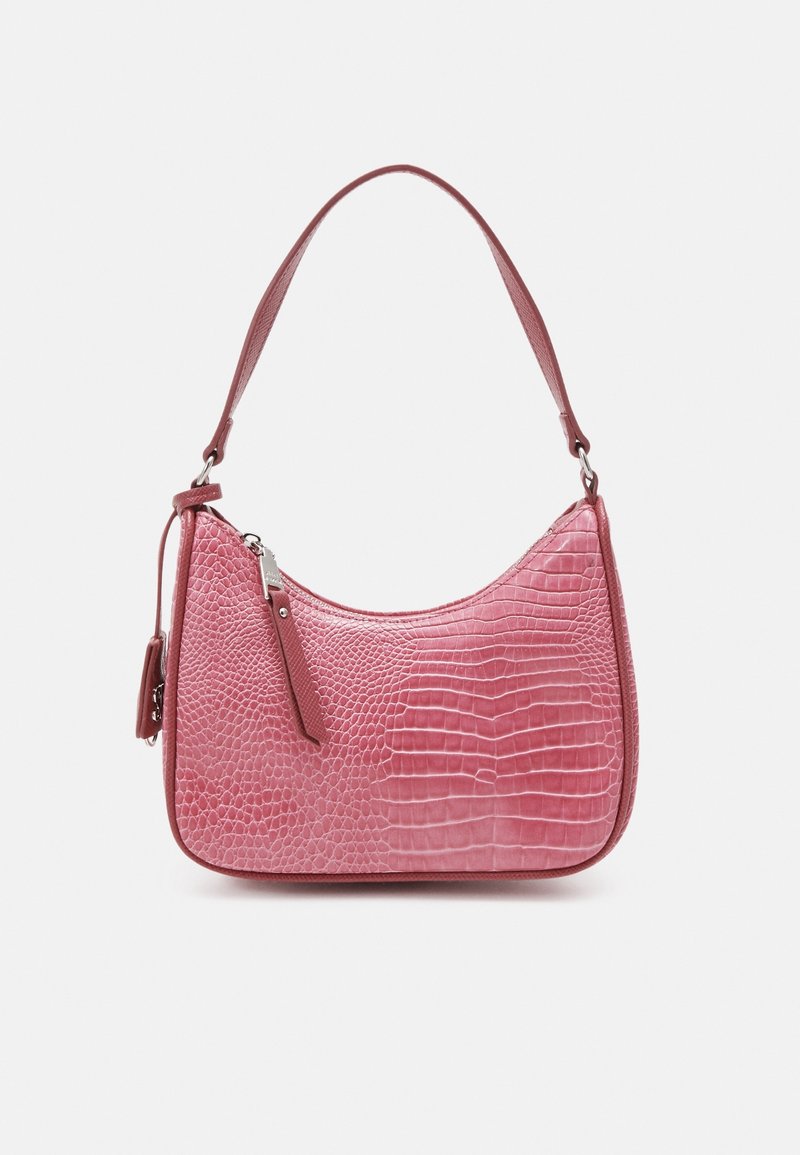 Sac à bandoulière en cuir rose embossé crocodile avec une sangle courte et une tirette de fermeture éclair argentée sur fond uni.