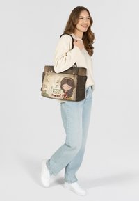 Mehrfarbige Tragetasche mit einem Cartoon-Design, das ein Mädchen und den Text "Kenne dich selbst" zeigt, aus Leder mit dekorativen Akzenten gefertigt.